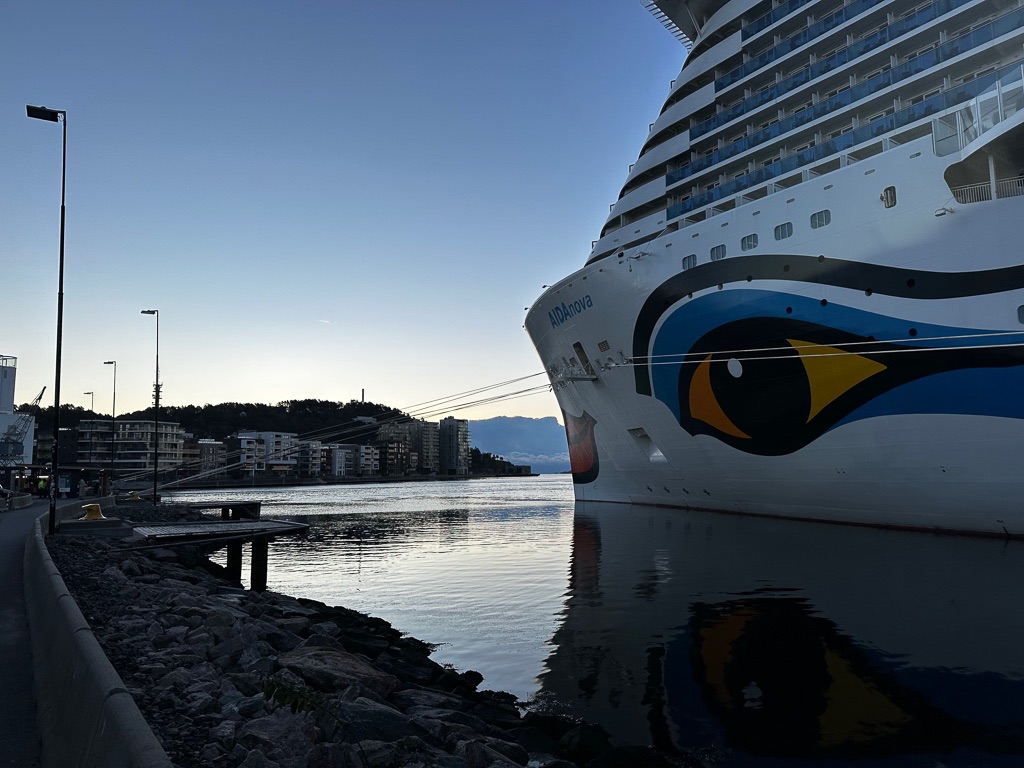 Kristiansand

Haben uns für French Kiss Frühstück entschieden und auch für die weiteren Tage einen Tisch reserviert. Ist wirklich ein gutes Erlebnis hier.

Nach dem Frühstück gleich aufgebrochen. „Nach Hause“. Kristiansand ist für uns so etwas wie ein Zuhause geworden. Fühlen uns gut und angekommen wenn wir in den Fjord einlaufen. Und so war es auch Heute wieder.

https://www.vollmersweb.de/2025/kristiansand/