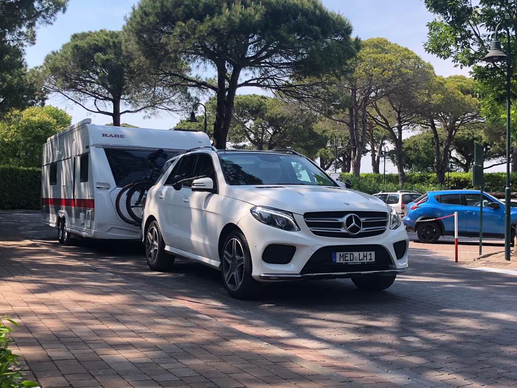 Familie Heesch kommt

Morgens noch schnell das Sommerzelt aufgebaut und ein kleines italienisches Frühstück. Danach den Platz erkundet. Unzählige Restaurants. Ein Freizeitangebot am anderen und dabei waren die großen Attraktionen noch in der Wartung. Unglaublich schön hier....

https://www.vollmersweb.de/2025/familie-heesch-kommt/