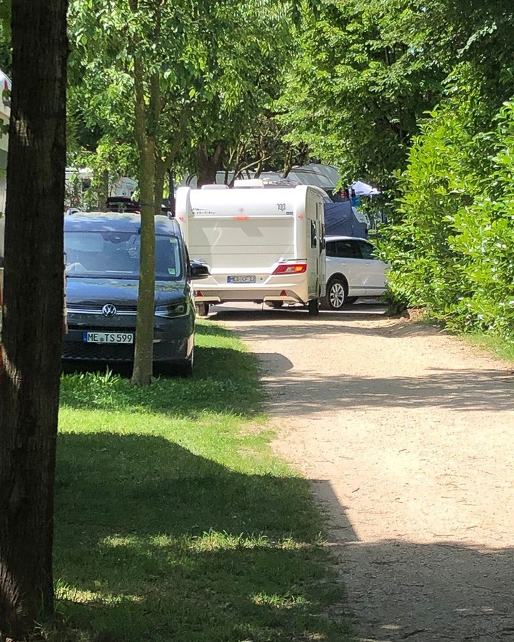 Nordwärts

Am Morgen noch von Heinke und Lars verabschiedet worden. Danach über den Brenner zurück. Ging erstaunlich gut. Kein Stau. Aber der Touareg wurde mit dem Tempomaten doch recht warm. Konnte die Motortemperatur aber mit den alten Tricks runterbekommen....

https://www.vollmersweb.de/2025/nordwaerts/