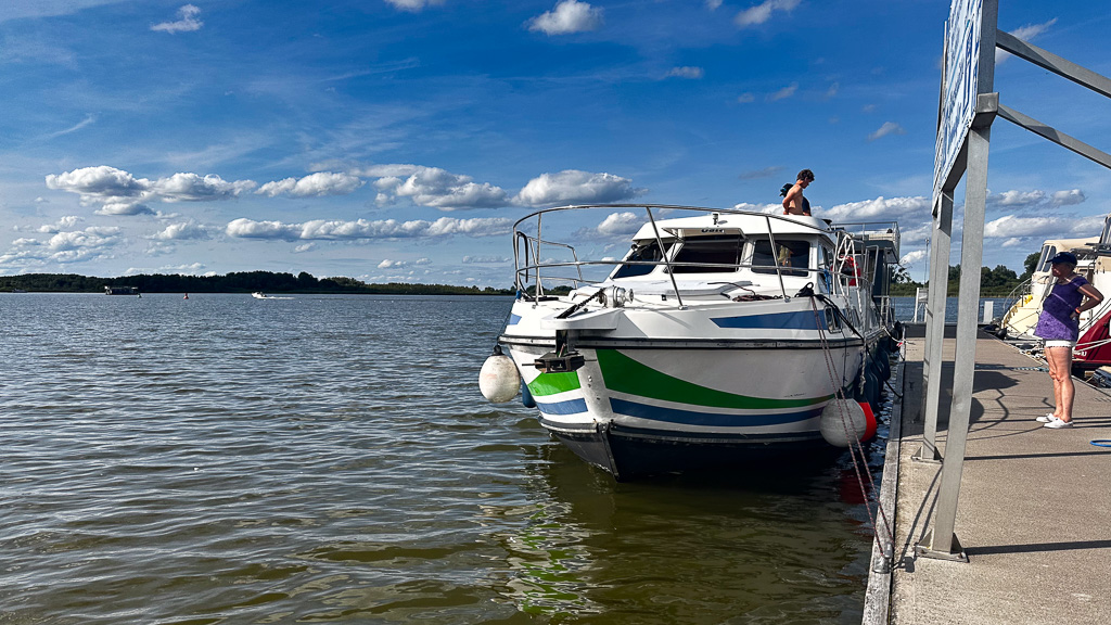 Da wir so gut durchgekommen waren, war das nächste geplante Ziel Rechlin. Nach einem ausgiebigen Lob unserer Bootsnachbarn für unsere Manöver ging es über den Fleesensee in Richtung Göhrener Kanal. Mit dem Wetter hatten wir immer noch Glück und anstelle des befürchteten Regens bekamen wir strahlenden Sonnenschein. Durch den Göhrener Kanal fuhren wir auf den Kölpinsee.

http://www.vollmersweb.de/2026/auf-nach-rechlin/