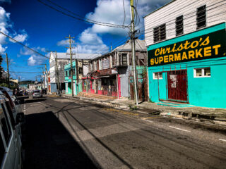 Ausgesprochen wird Antigua eben Anti:ga. Auch wieder etwas gelernt. Am Morgen sind wir mit Claudia und Joachim durch den Hafen und die angrenzenden Straßen gelaufen. War sehr interessant. Wieder viel Armut. Selbst die Nachtclubs scheinen geschlossen zu sein und sind käuflich zu erwerben....

https://www.vollmersweb.de/2024/antigua-09-dezember-2024/