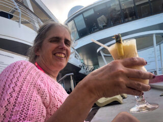 Immer weniger Lust zu schreiben. Sitzen im Ruhepol und ich lasse das Meer an mir vorüberziehen. Immer wieder irgendeine Insel in Sichtweite. Sichtnavigation ist hier doch einfacher als gedacht. Heute nicht viel vor. Nachts jedoch unruhig geschlafen. Wilde Träume. Ging die ganze Zeit wieder um Kontrollverlust und nicht gelebtes Leben. Morgens dann mit unguten Gefühlen aufgewacht....

https://www.vollmersweb.de/2024/seetag-08-dezember-2024/