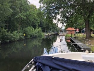 Zurück zum Lübzer Pils

Heute morgen wieder zeitig aufgestanden um die erste Schleusung mitzunehmen. Trotzdem wieder hervorragend von Joachim verköstigt worden. Ablegemanöver ist gut gelaufen. In der Schleuse Plau vom Schleusenwärter noch einige mahnende Worte erhalten, da wir vor der Hubbrücke etwas hinter das Signal vertrieben waren. Da hatte er Recht und ich nehme die Hinweise dankend zur Kenntnis. Schleusung lief dann glatt. Schnell auch wieder an der Schleuse Barkow gewesen....

https://www.vollmersweb.de/2026/zurueck-zum-luebzer-pils/