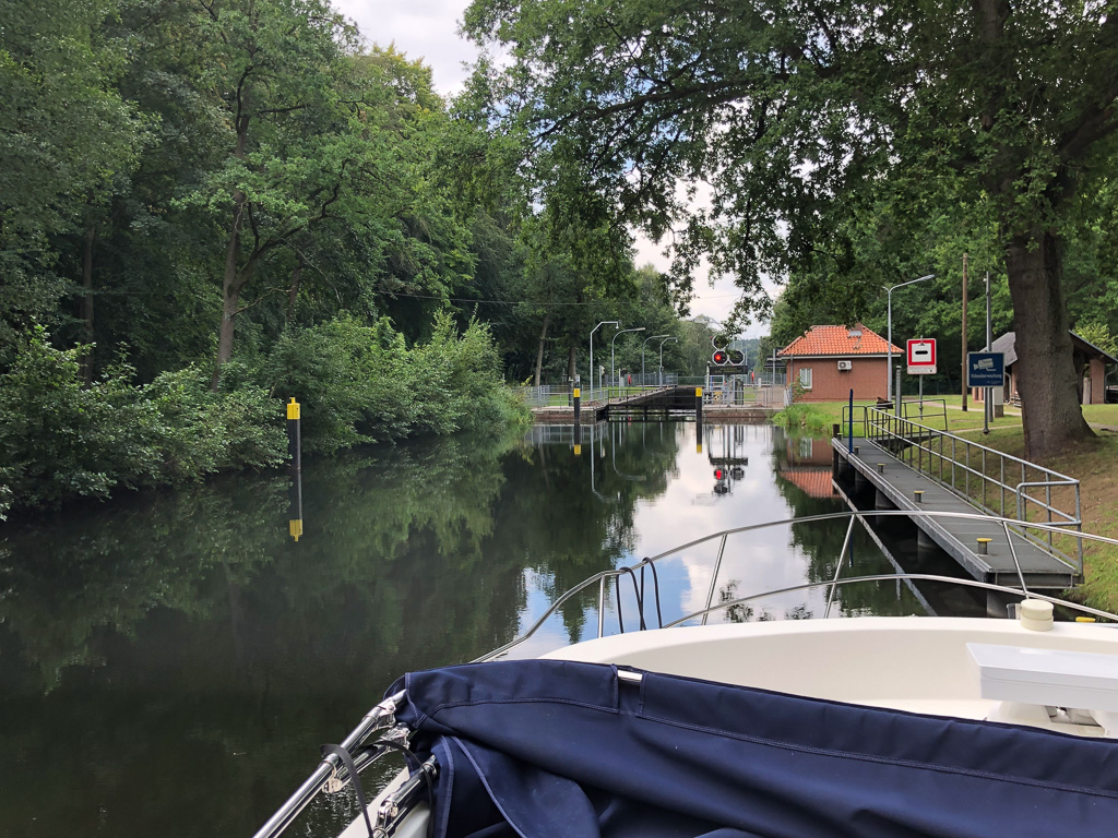 Zurück zum Lübzer Pils

Heute morgen wieder zeitig aufgestanden um die erste Schleusung mitzunehmen. Trotzdem wieder hervorragend von Joachim verköstigt worden. Ablegemanöver ist gut gelaufen. In der Schleuse Plau vom Schleusenwärter noch einige mahnende Worte erhalten, da wir vor der Hubbrücke etwas hinter das Signal vertrieben waren. Da hatte er Recht und ich nehme die Hinweise dankend zur Kenntnis. Schleusung lief dann glatt. Schnell auch wieder an der Schleuse Barkow gewesen....

https://www.vollmersweb.de/2026/zurueck-zum-luebzer-pils/